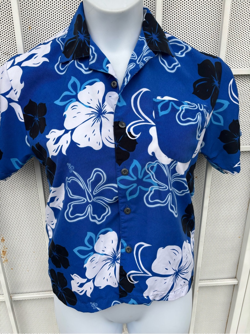 Pineapple Connection men M short sleeve button-up Hawaiian blue & white